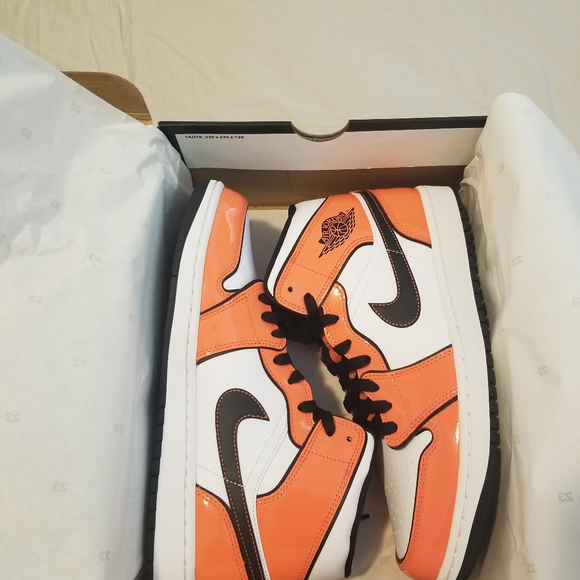 Men's Air Jordan 1's Mid SE "NEW" W/BOX - Picture 2 of 9
